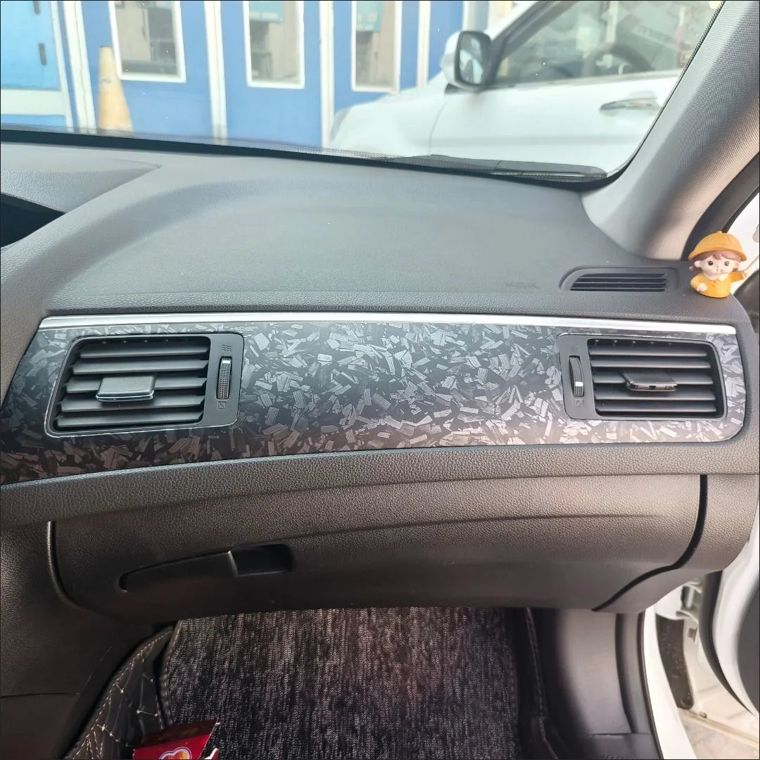 Film Vinyle Imitation Carbone Forgé Arc-en-Ciel – Autocollant Imperméable pour Moto et Voiture – Film Adhésif Thermoformable avec Effet de Changement de Couleur