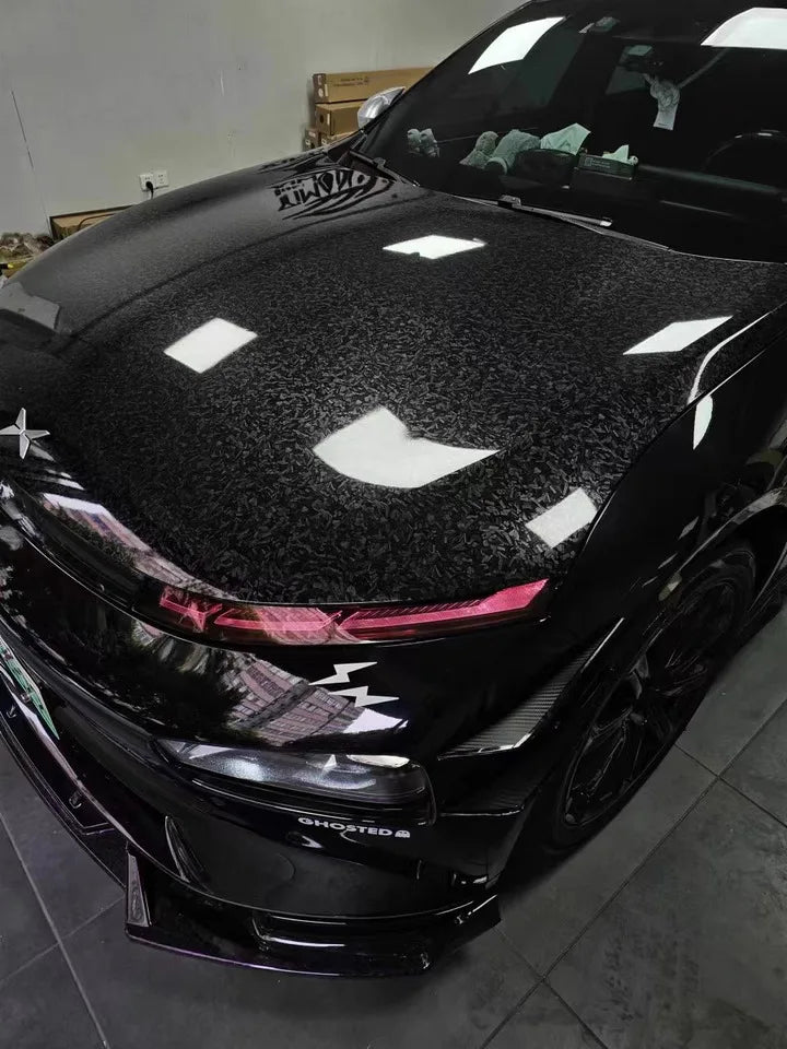 Film Vinyle Imitation Carbone Forgé Arc-en-Ciel – Autocollant Imperméable pour Moto et Voiture – Film Adhésif Thermoformable avec Effet de Changement de Couleur