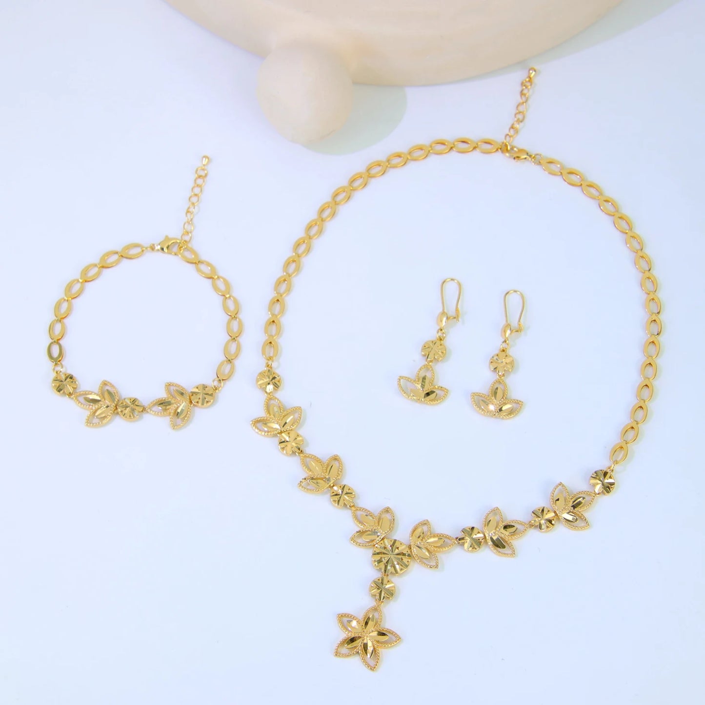 Coffret de Bijoux de Mariage de Luxe Style Dubaï – Plaqué Or 21K
💎 Élégance Arabe | Finition Dorée | Look de Mariée Inoubliable