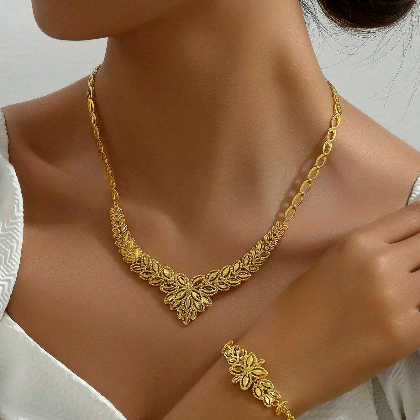 Coffret de Bijoux de Mariage de Luxe Style Dubaï – Plaqué Or 21K
💎 Élégance Arabe | Finition Dorée | Look de Mariée Inoubliable