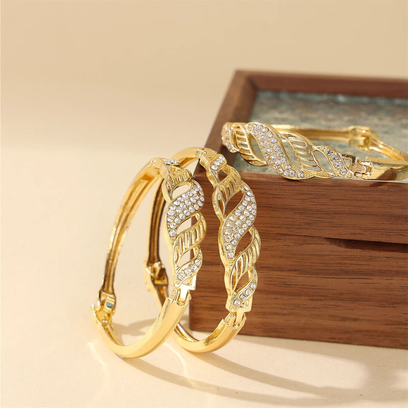 Bracelet de mariée style Dubaï – Bijou de poignet finement ciselé, haute qualité, accessoire en métal pour femme, mariage et fêtes.