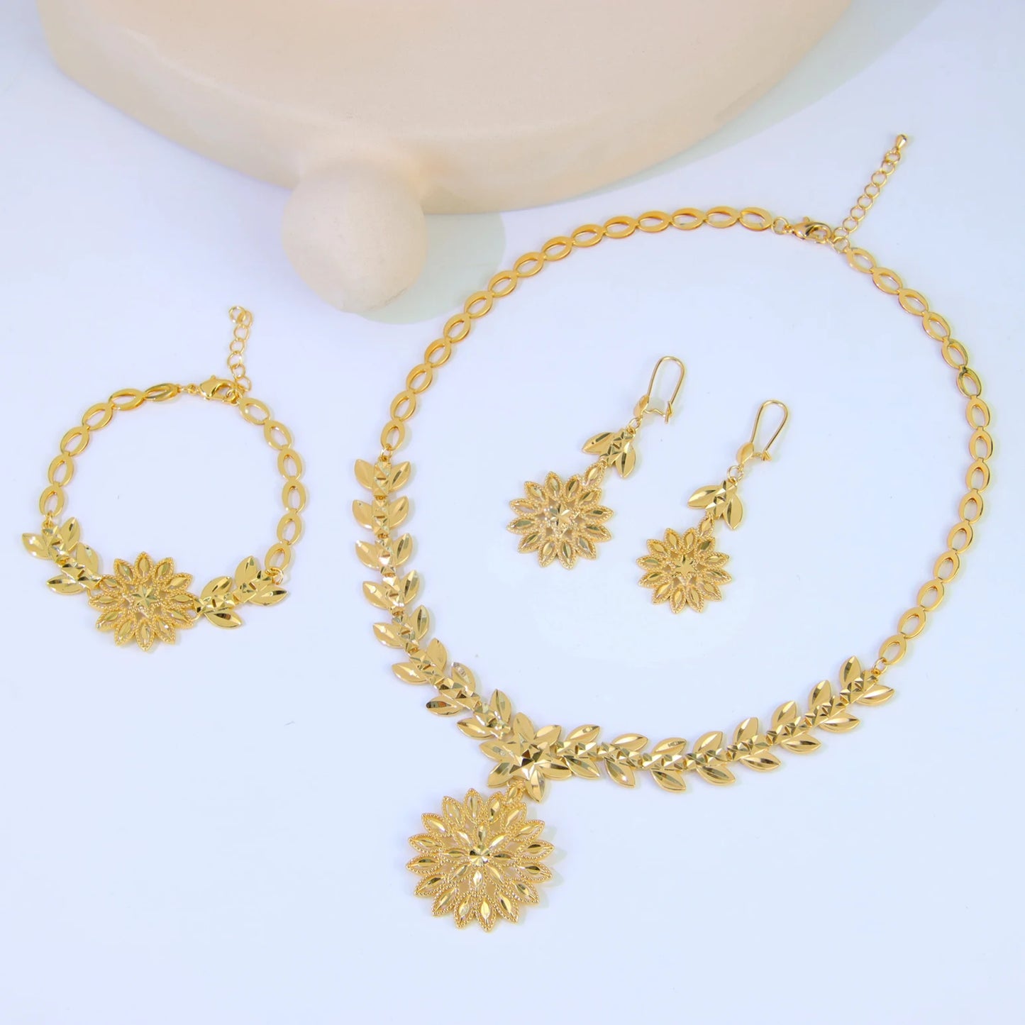 Coffret de Bijoux de Mariage de Luxe Style Dubaï – Plaqué Or 21K

💎 Élégance Arabe | Finition Dorée | Look de Mariée Inoubliable