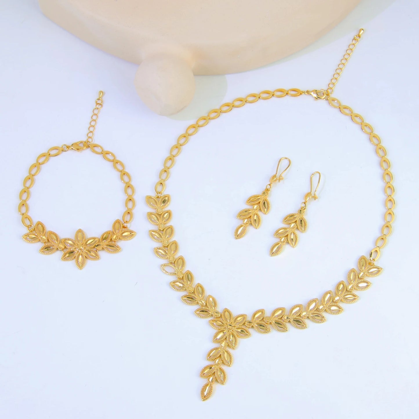 Coffret de Bijoux de Mariage de Luxe Style Dubaï – Plaqué Or 21K

💎 Élégance Arabe | Finition Dorée | Look de Mariée Inoubliable