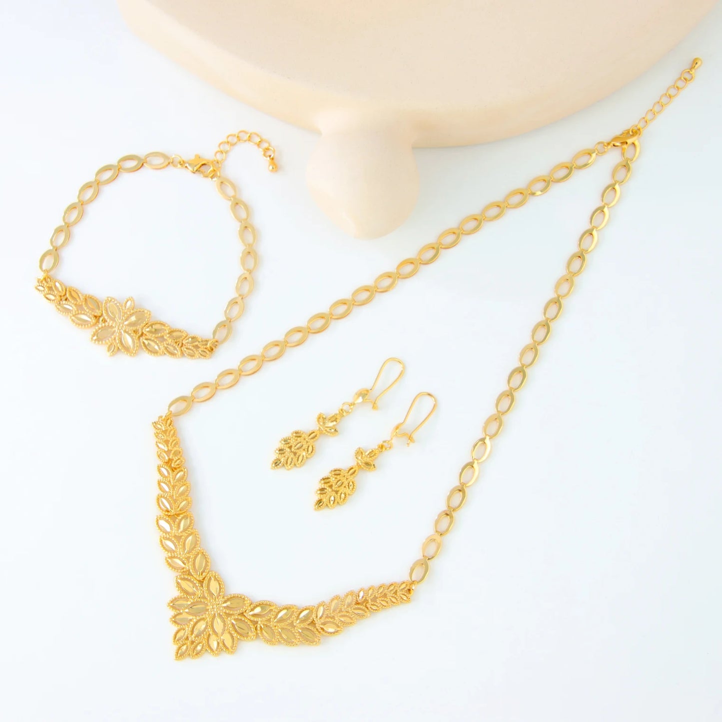 Coffret de Bijoux de Mariage de Luxe Style Dubaï – Plaqué Or 21K

💎 Élégance Arabe | Finition Dorée | Look de Mariée Inoubliable