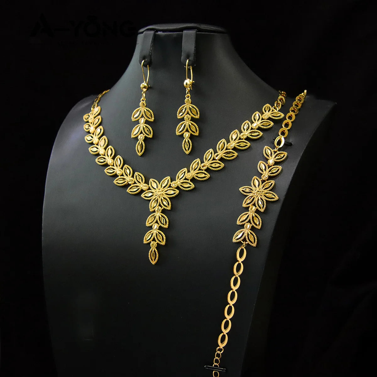 Coffret de Bijoux de Mariage de Luxe Style Dubaï – Plaqué Or 21K

💎 Élégance Arabe | Finition Dorée | Look de Mariée Inoubliable
