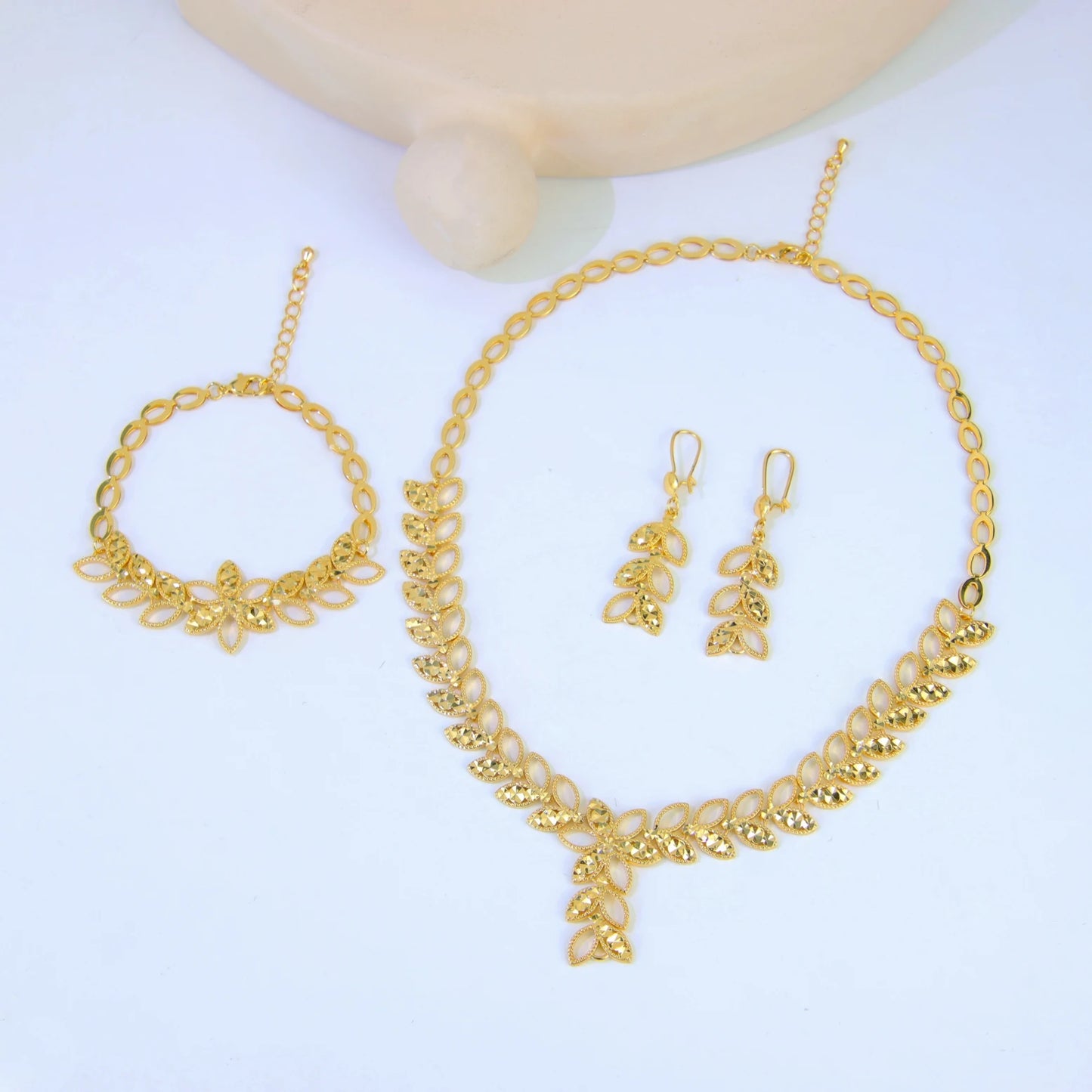 Coffret de Bijoux de Mariage de Luxe Style Dubaï – Plaqué Or 21K

💎 Élégance Arabe | Finition Dorée | Look de Mariée Inoubliable