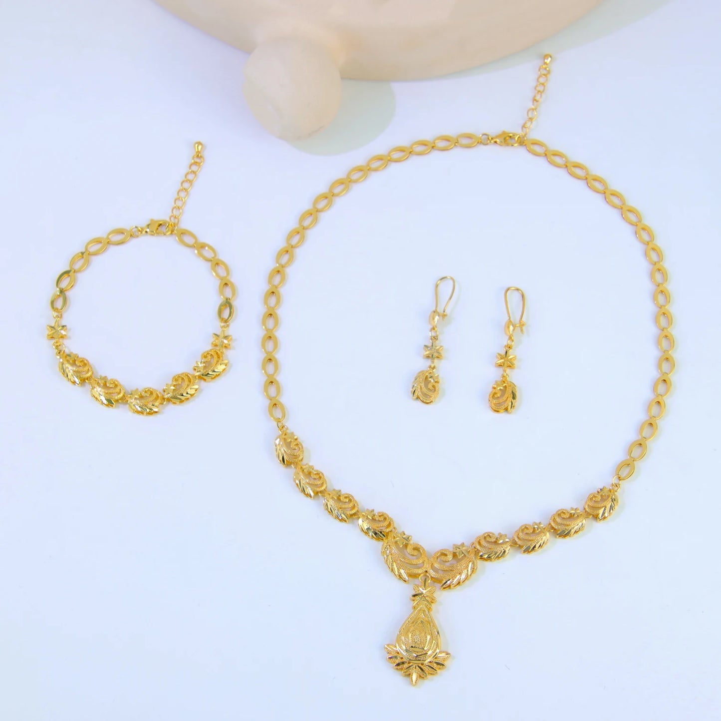 Coffret de Bijoux de Mariage de Luxe Style Dubaï – Plaqué Or 21K

💎 Élégance Arabe | Finition Dorée | Look de Mariée Inoubliable